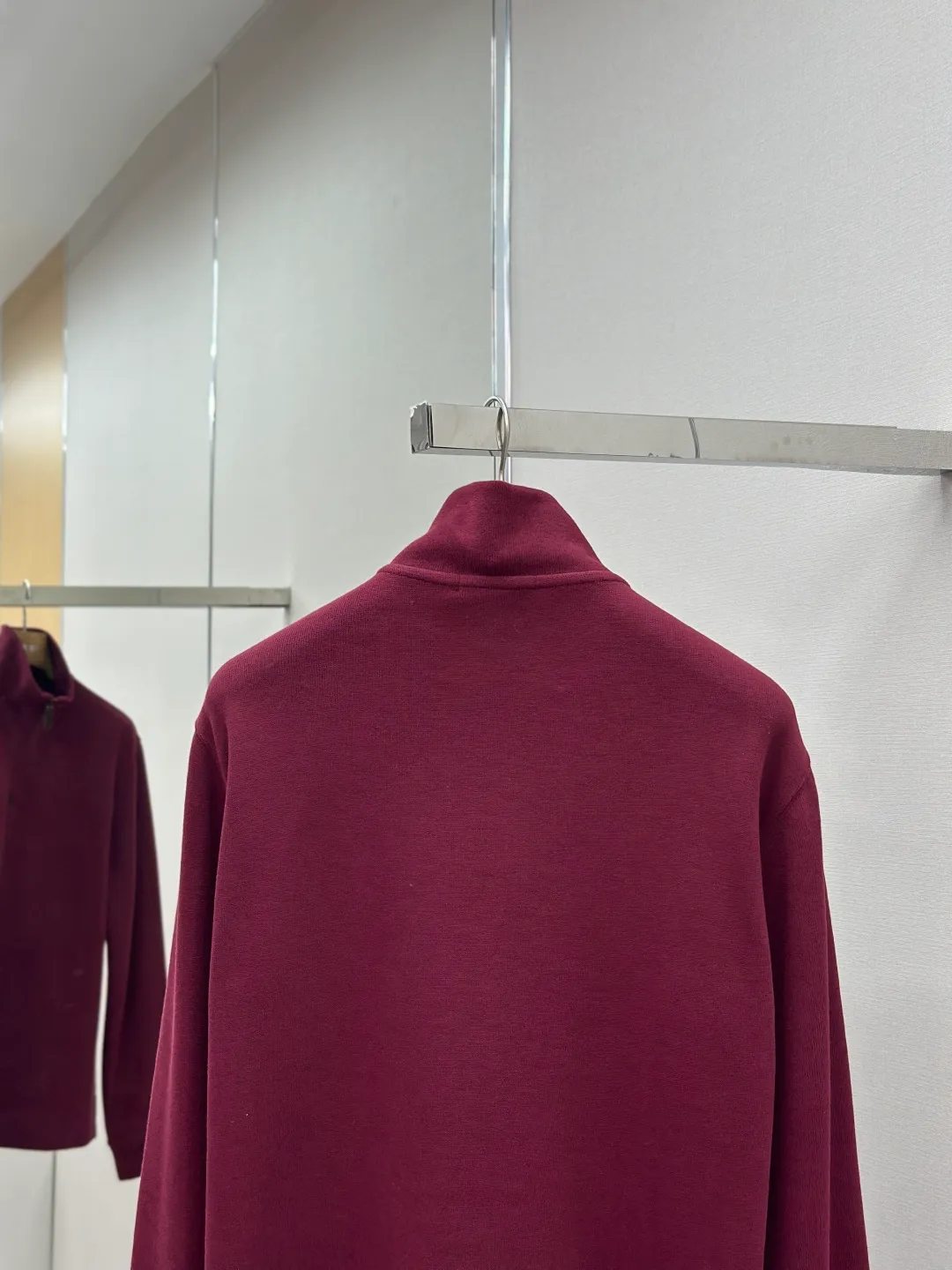 P370 Ralph Lauren colorful embroidered turtleneck sweatshirt. Customized elegant fine cotton velvet material. Soft and silky, comfortable and skin-friendly. It is based on low-saturated brown-red and incorporates a hint of purple mystery. The exquisite colorful pony logo jumps into burgundy. It has its own focus and is fully recognizable. Simple and smooth lines outline the overall outline. The design of the half-zipper is sublimated. The leather tab of the zipper head is distressed and retains slight raw edges. It hides unintentional beauty in the name of design. Create a new fashionable realm for sweatshirts. Process 1: Adopt imported machine embroidery technology. Use advanced computer control systems and precision mechanical components to realize pony mark embroidery operations with high precision and smooth and delicate lines. Process 2: The fabrics are washed and have a better hand feel. Not easy to deform, not easy to shrink, not easy to fade, and maintain long-term beauty. Accessories: Customized Ralph Lauren zipper. Customized Ralph Lauren trademark. Version: Fitted version. Size: S M L XL